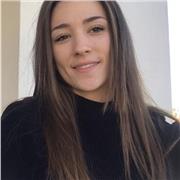 Étudiante donne cours à domicile